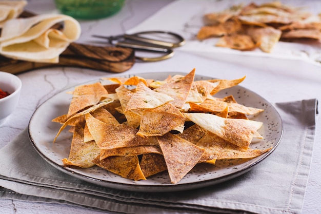 Chips piquantes au paprika et à l'aneth de pain pita sur une assiette