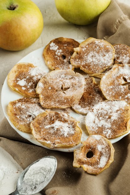 Chips de pomme saupoudrés de sucre en poudre et de cannelle