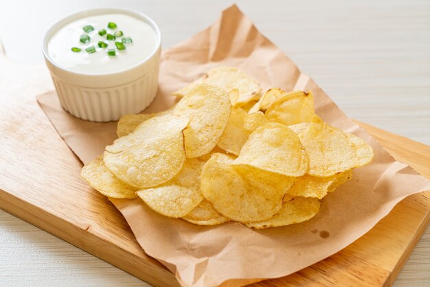 chips de pomme de terre avec trempette à la crème sure