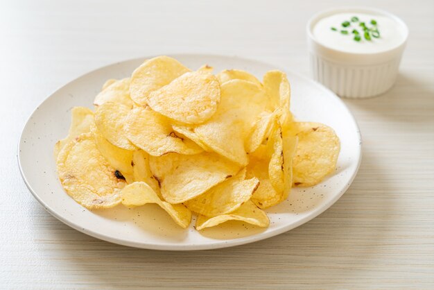 chips de pomme de terre avec trempette à la crème sure