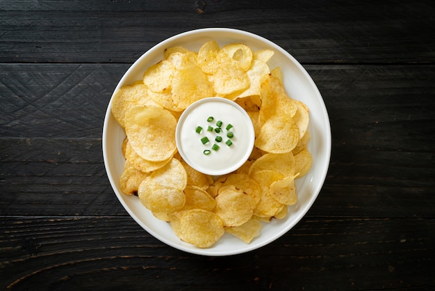 chips de pomme de terre avec trempette à la crème sure