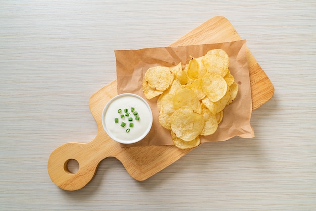 Photo chips de pomme de terre avec trempette à la crème sure