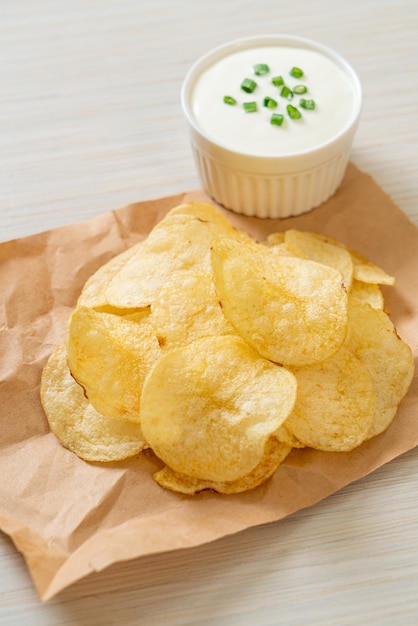 chips de pomme de terre avec trempette à la crème sure