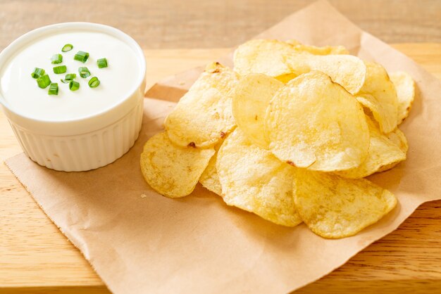 chips de pomme de terre avec trempette à la crème sure