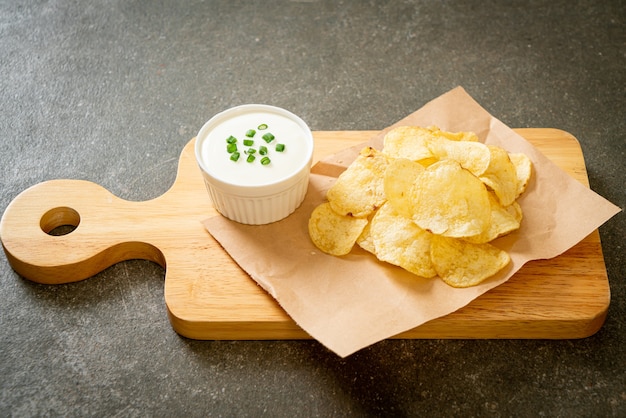 chips de pomme de terre avec trempette à la crème sure