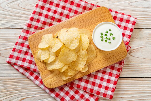 chips de pomme de terre avec trempette à la crème sure