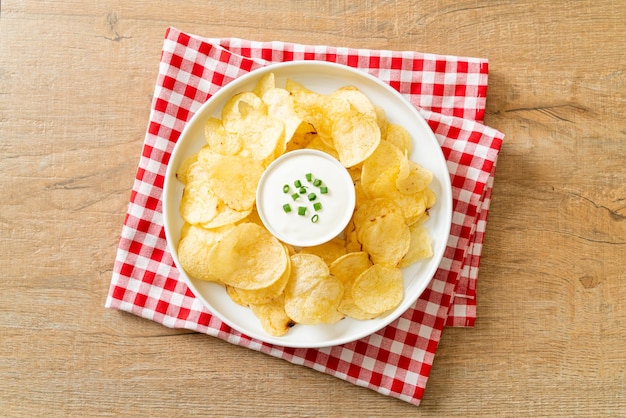 chips de pomme de terre avec trempette à la crème sure