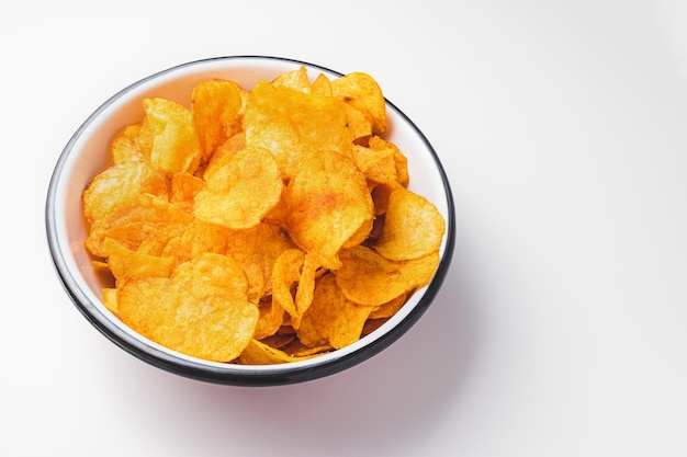 Chips de pommes de terre au paprika fumé dans un bol