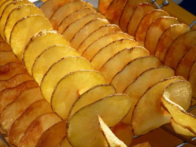 Chips de pommes de terre sur un bâton en bois frit