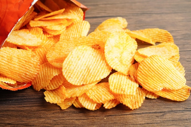 Chips de pommes de terre dans un sac ouvert délicieux assaisonnement BBQ épicé pour chips tranche mince collation frite rapide