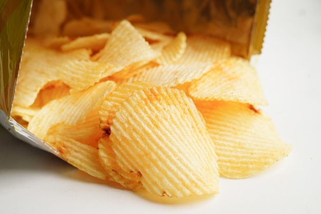 Chips de pommes de terre dans un sac ouvert délicieux assaisonnement pour barbecue épicé pour frites frites fines tranches de restauration rapide