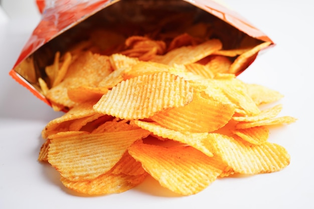 Chips de pommes de terre dans un sac ouvert délicieux assaisonnement pour barbecue épicé pour frites frites fines tranches de restauration rapide