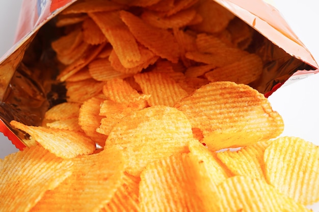 Chips de pommes de terre dans un sac ouvert délicieux assaisonnement pour barbecue épicé pour frites frites fines tranches de restauration rapide