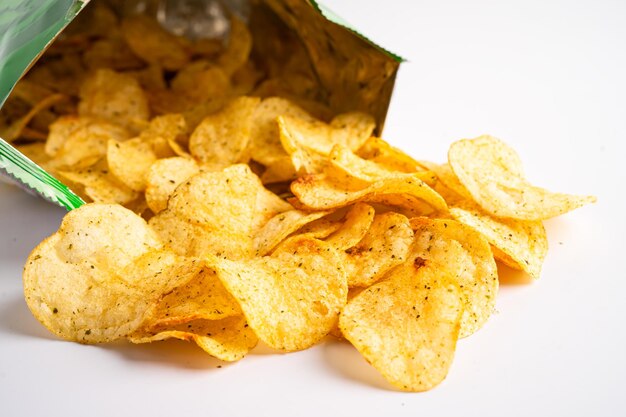 Photo des chips de pommes de terre délicieuses épicées pour les crips tranches minces frites collation rapide dans un sac ouvert