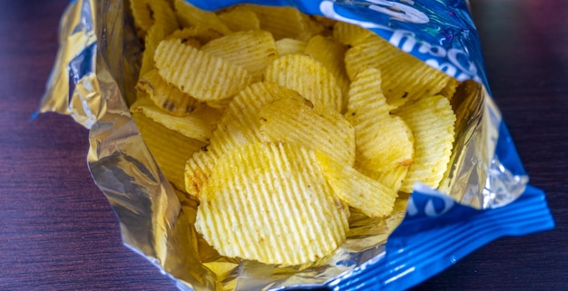 Chips de pommes de terre avec du sel en sac ouvert