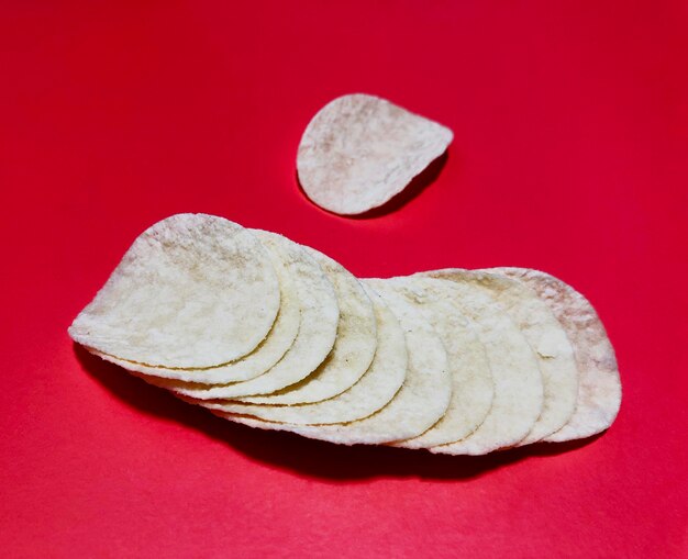 Photo chips de pommes de terre sur fond rouge