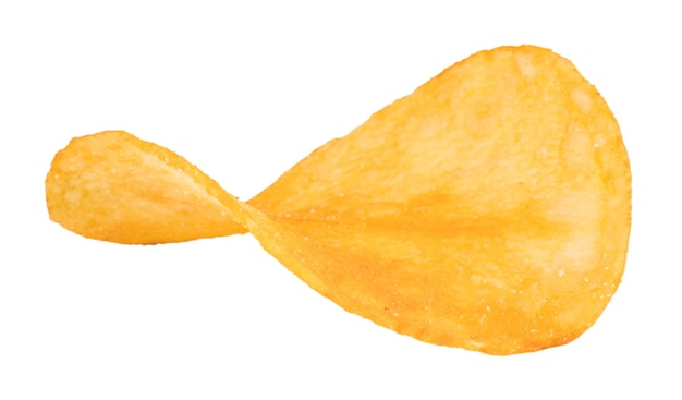 Chips de pommes de terre gros plan sur un fond blanc isolé.