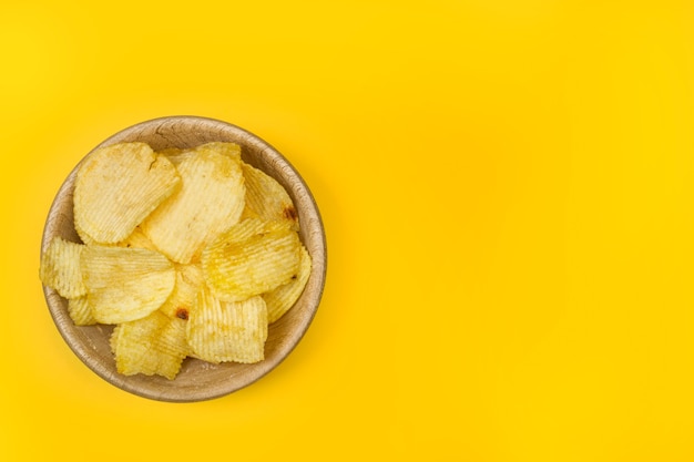 Chips de pommes de terre isolé sur fond blanc