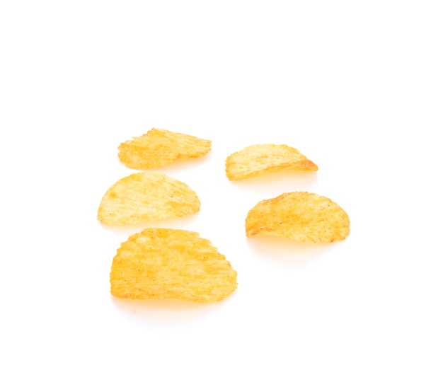 Chips de pommes de terre isolés sur fond blanc