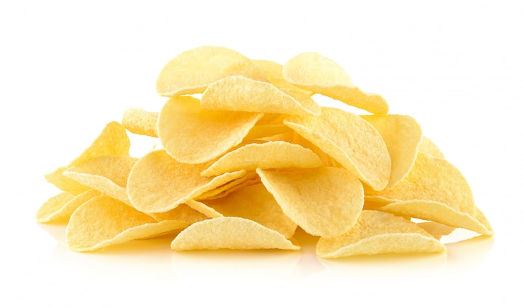 Photo chips de pommes de terre isolés sur fond blanc