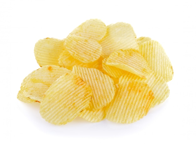 Chips de pommes de terre isolés sur fond blanc