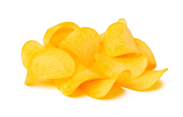 Chips de pommes de terre isolés sur fond blanc