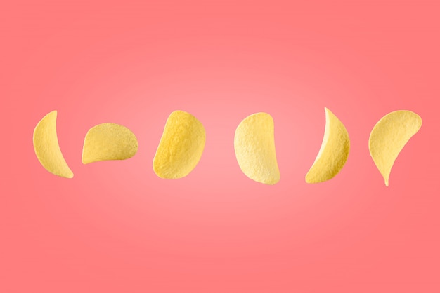 Chips de pommes de terre isolés sur fond rose