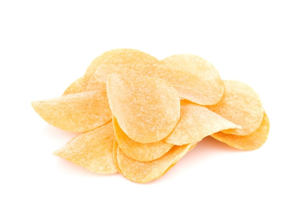 Chips de pommes de terre isolés sur une surface blanche