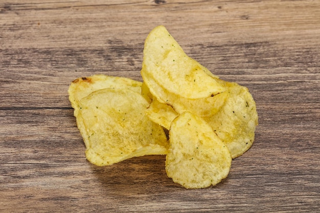 Des chips de pommes de terre naturelles salées