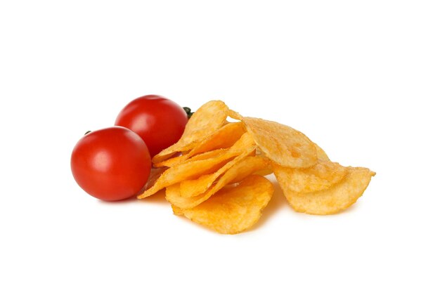 Chips de pommes de terre PNG avec des tomates fraîches isolées sur fond blanc