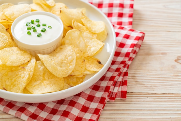 chips de pommes de terre avec sauce à la crème sure