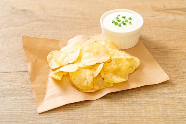 chips de pommes de terre avec sauce à la crème sure