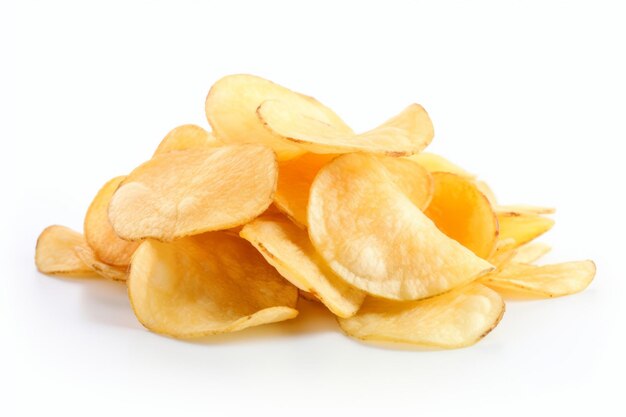 Des chips de pommes de terre savoureuses sur un fond blanc