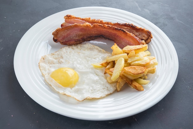 chips de pommes de terre avec tranche de bacon et oeuf