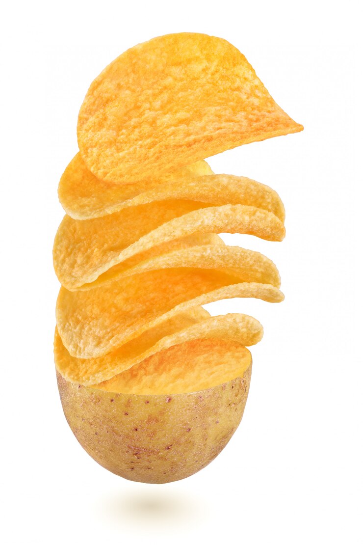 Photo chips de pommes de terre volant de légumes de pomme de terre coupés en deux isolé sur blanc