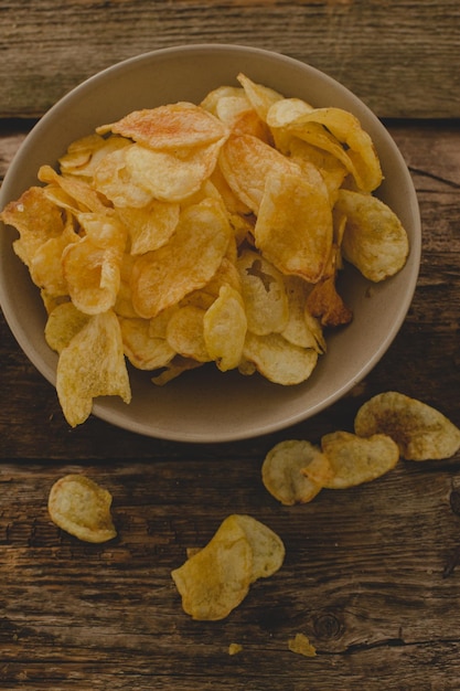 Des chips sur la table.