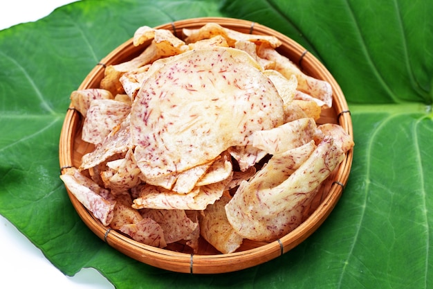 Chips de taro croustillantes dans un panier en bambou