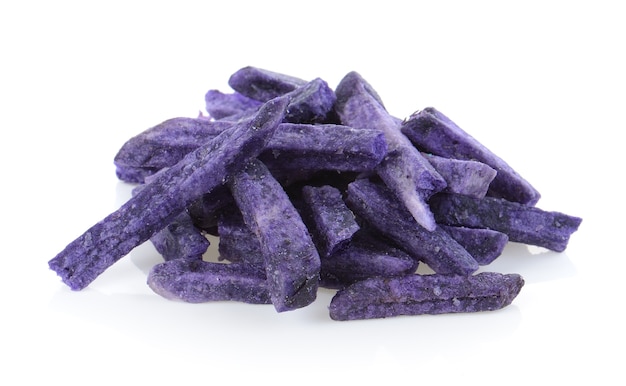 chips de taro frits, collations de taro isolés sur fond blanc