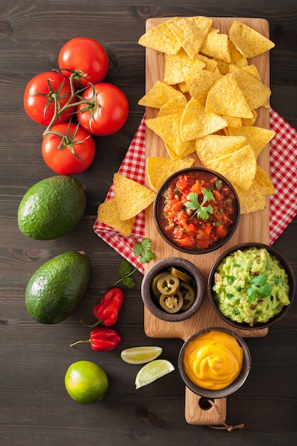 Chips de tortilla aux nachos mexicains avec guacamole, salsa et trempette au fromage