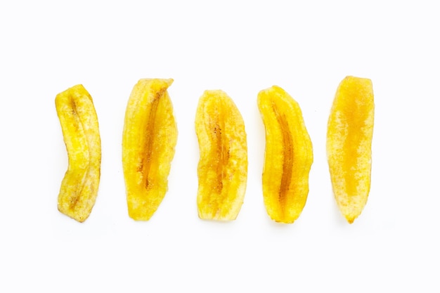 Chips de tranche de banane sur fond blanc