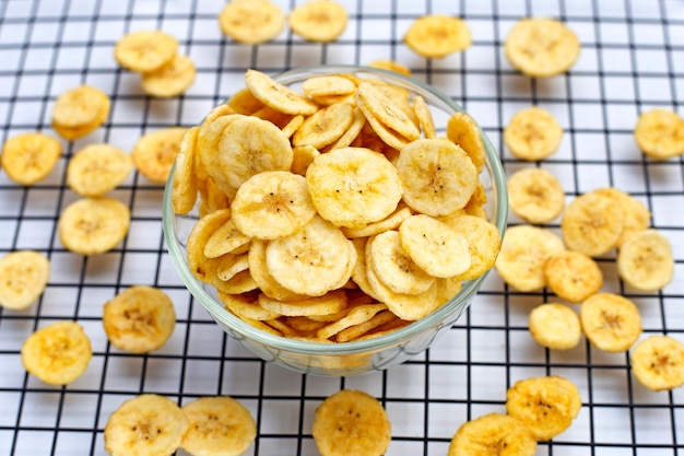 Photo chips de tranche de banane sur fond blanc