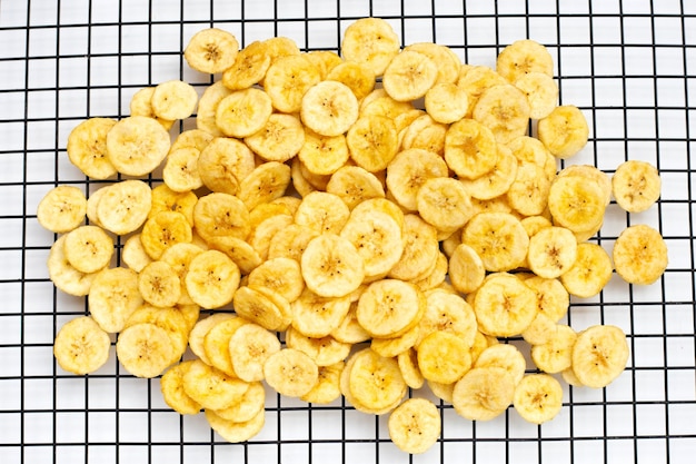 Chips de tranche de banane sur fond blanc