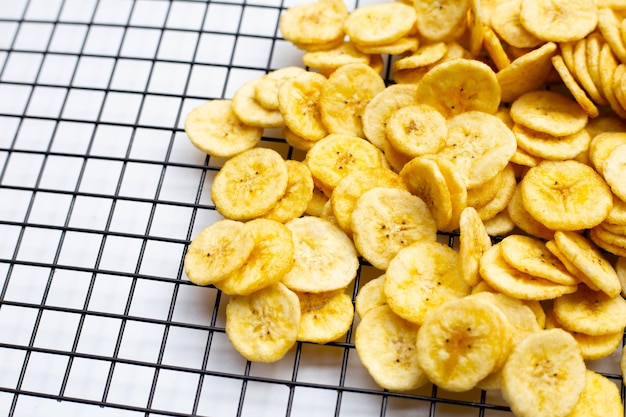 Chips de tranche de banane sur fond blanc