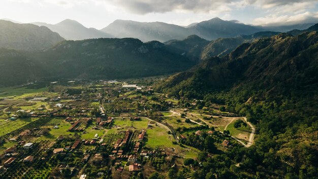 CHIRALI, TURQUIE : vue aérienne Station balnéaire ensoleillée en Turquie avec une vue imprenable sur les montagnes.