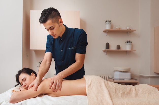 Chiropraticien diagnostiquant une femme au bureau