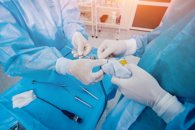 Chirurgie arthroscopique. Chirurgiens orthopédistes en travail d'équipe dans la salle d'opération avec des outils arthroscopiques modernes. Chirurgie du genou.
