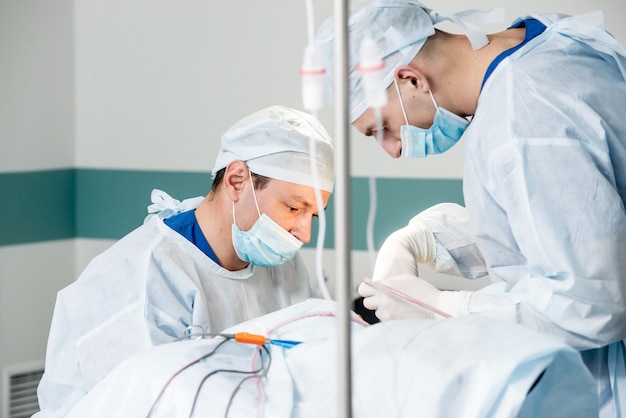 Chirurgie cérébrale. Groupe de chirurgiens en salle d'opération avec équipement de chirurgie.