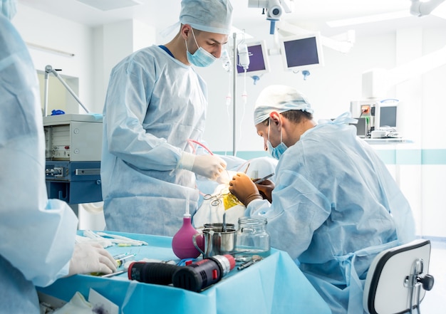 Chirurgie cérébrale. Groupe de chirurgiens en salle d'opération avec équipement de chirurgie.