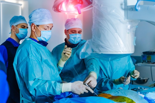 Chirurgie de la colonne vertébrale Groupe de chirurgiens en salle d'opération avec équipement de chirurgie Laminectomie Formation médicale moderne