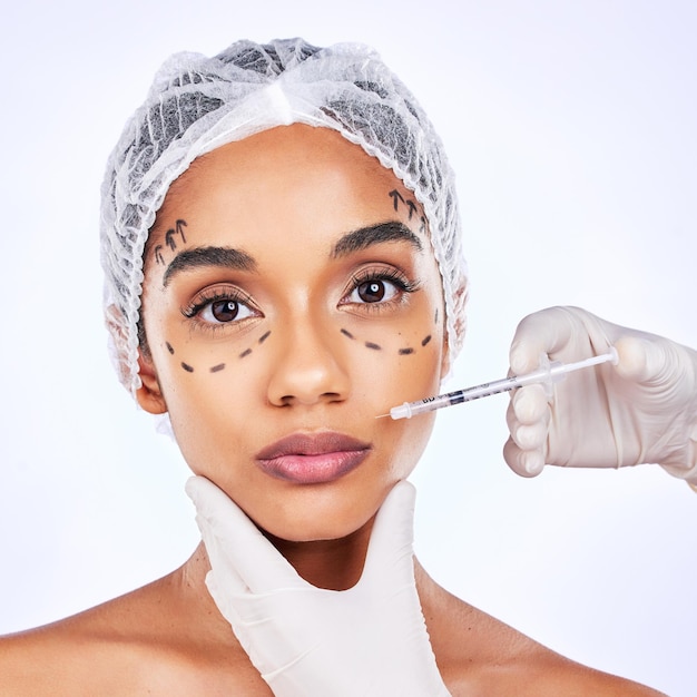 Chirurgie plastique soins de la peau et injection avec portrait de femme en studio pour le remplissage des lèvres beauté et collagène Traitement spa médical et cosmétique avec le visage de la personne sur fond blanc pour le visage